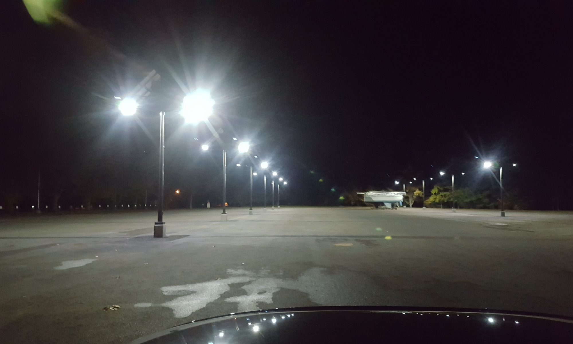 Dual-Fixture-Pole-Mounted-Solar-Powered-LED-Parking-Lot-Lighting-Nighttime-2000x1200